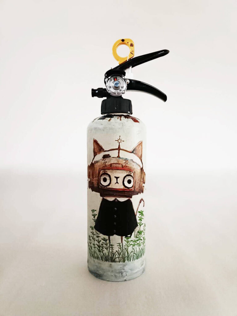 消火器正面。ヘルメットを被った猫のようなキャラクターが草花に囲まれているイラストが描かれている。