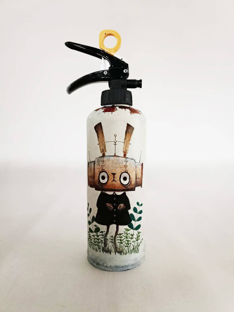 消火器背面。ロボットのようなウサギのキャラクターが描かれている。