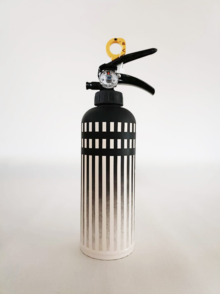 消火器正面。モノトーンの縦ストライプ柄がおしゃれなデザイン。